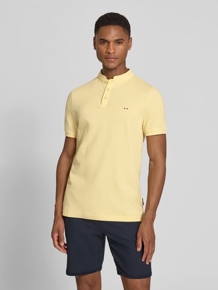 Männermodel trägt Slim Fit Poloshirt mit Stehkragen von HECHTER PARIS in Gelb, reine Baumwolle, Label-Stitching, Ganzkörperansicht von vorne.
