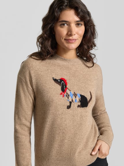 Frauenmodel trägt Regular Fit Pullover aus reinem Kaschmir von Jake*s Casual in Beige mit Dackel-Motiv und weicher Textur, Nahaufnahme Oberkörper.