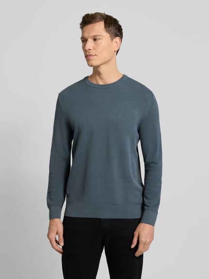 Męski model nosi Regular Fit Pullover aus reiner Baumwolle od Marc O'Polo, efekt: jednolity kolor, krój regular fit, okrągły dekolt, długi rękaw, prążkowane zakończenia, pika, 100% bawełna, Ganzkörperansicht von vorne.