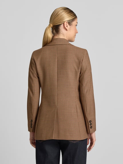 Frauenmodel trägt Blazer mit Reverskragen und Pattentaschen Modell 'GAMBERO' von Marella, braun kariert, Material-Mix, Ganzkörperansicht Rückansicht.