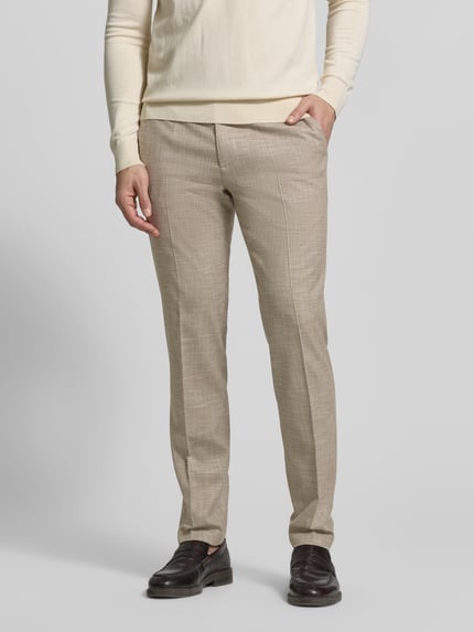 Mannenmodel draagt Regular Fit Anzug aus Viskose-Mix Modell 'Dalotti' van CINQUE in beige, gladde textuur, rechte pijpen, detailopname benen.