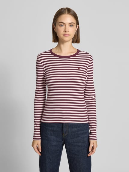 Frauenmodel trägt Regular Fit Langarmshirt aus Baumwoll-Mix Modell 'VAL' von ONLY, gestreift in Beere und Weiß, Ganzkörperansicht von vorne, Damen Langarmshirt von ONLY.