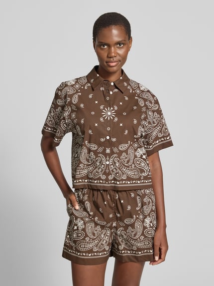 Frauenmodel trägt Regular Fit Hemdbluse mit 1/2-Arm Modell 'LUZ' von SUNCOO PARIS aus Reine Baumwolle mit Paisleymuster, Ganzkörperansicht von vorne.
