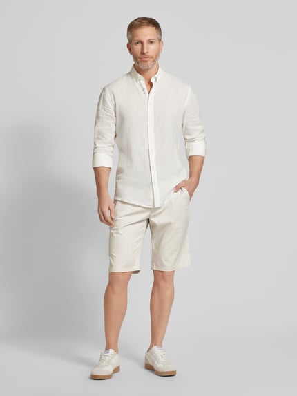 Christian Berg Men Szorty chinosy o kroju slim fit z fakturowanym wzorem Piaskowy 1