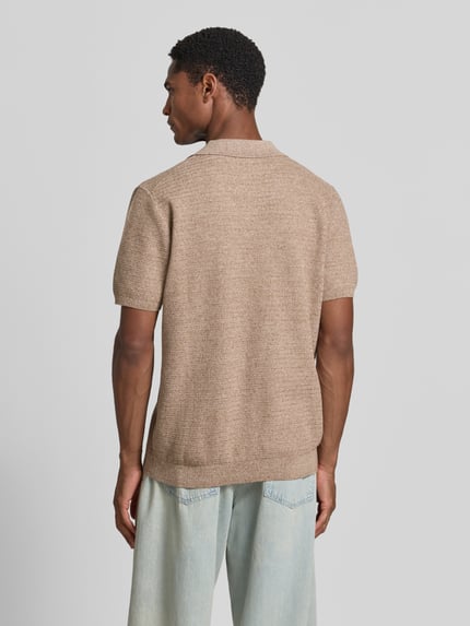 Männermodel trägt Regular Fit Poloshirt in Strick-Optik von JAKE*S STUDIO MEN, Beige, Reine Baumwolle, Ganzkörperansicht Rückansicht.