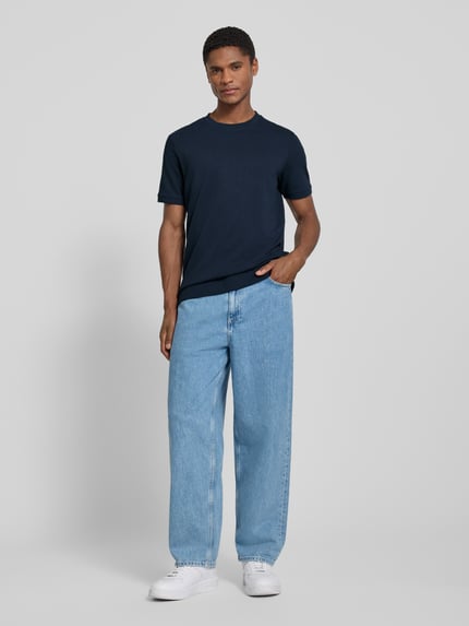 Męski model nosi Regular Fit T-Shirt aus Baumwoll-Mix von s.Oliver RED LABEL, granatowy, prosty krój, gładka faktura, Ganzkörperansicht von vorne.