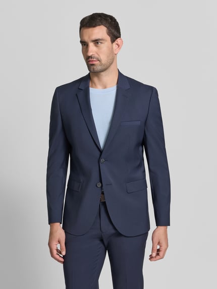Männermodel trägt Super Slim Fit Anzug aus Woll-Mix Modell 'ARTI/HESTEN' von HUGO in Dunkelblau, Ganzkörperansicht von vorne.