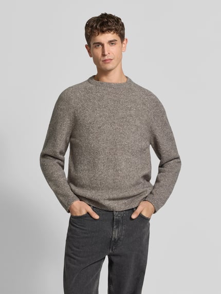 Männermodel trägt Regular Fit Pullover mit Woll-Anteil von Closed in meliertem Grau mit Strick-Optik und Rundhalsausschnitt, Nahaufnahme Oberkörper. Material-Mix mit Baumwoll- und Woll-Anteil, elastische Abschlüsse, Rückenlänge bei Größe M 70 cm.