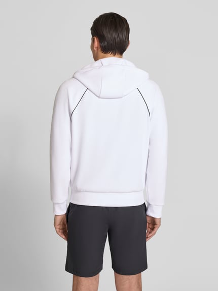Männermodel trägt Regular Fit Sweatjacke aus Baumwoll-Mix Modell 'SAGGY' von BOSS Green in Weiß, strukturierte Oberfläche, Ganzkörperansicht Rückansicht.