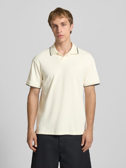 Männermodel trägt Regular Fit Poloshirt aus Baumwoll-Mix Modell 'TOMON' von Only & Sons, unifarben, kurzarm, Ganzkörperansicht von vorne.