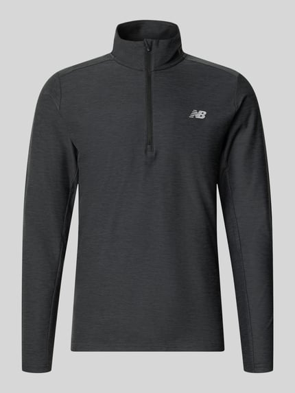 Produktfoto, Regular Fit Sweatshirt mit Troyer-Kragen von New Balance in Dunkelgrau, Logo-Print, elastischer Material-Mix, langärmliges Design, Kinnschutz, Größe M Rückenlänge 70 cm
