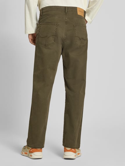 Mannenmodel draagt Straight fit jeans uit puur katoen Model 'ALEX ORIGINAL' van JACK & JONES in olijfgroen met 5-pocketmodel, knoop- en ritssluiting, context: Heren jeans van JACK & JONES, puur katoen, straight fit, model 'ALEX ORIGINAL', knoop- en ritssluiting, 5-pocketmodel, bandwijdte maat 32/32: 43 cm, binnenbeenlengte maat 32/32: 73 cm, geheel van achteren