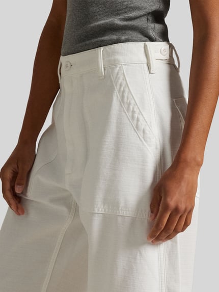 Frauenmodel trägt Tapered Stoffhose aus reiner Baumwolle von Polo Ralph Lauren in Weiß mit High Waist, Gürtelschlaufen und seitlichen Taschen, Nahaufnahme Oberkörper.