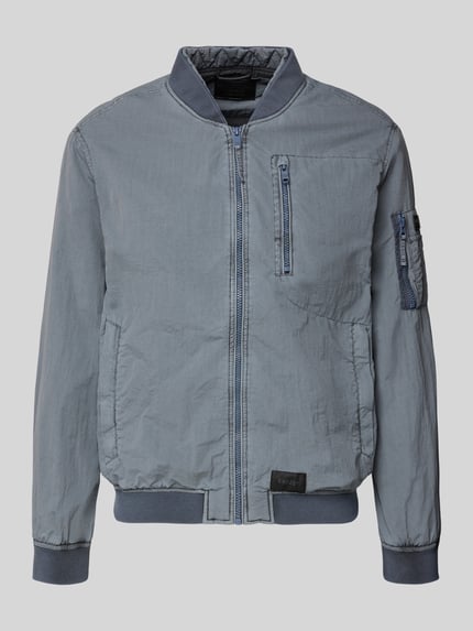 Productfoto, grijze Blouson met Label-Patches model 'IBE' van khujo, rechte fit, korte opstaande kraag, meerdere ritszakken, textuur met lichte glans