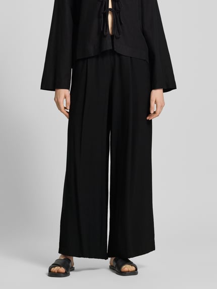 Kobiece modelka nosi czarne Wide Fit Stoffhose aus Viskose-Mix Modell 'Frencis' od STEHMANN, szerokość w rozmiarze 36: 38 cm, długość nogawki 77 cm, kieszenie, elastyczny pas, tekstura gładka, widok całej sylwetki z przodu.