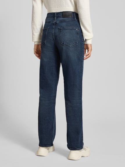 Frauenmodel trägt Slim Fit Jeans aus Baumwoll-Mix Modell 'LAYLA' von Tommy Jeans in Melange-Optik, Straight Leg, High Waist, Ganzkörperansicht Rückansicht