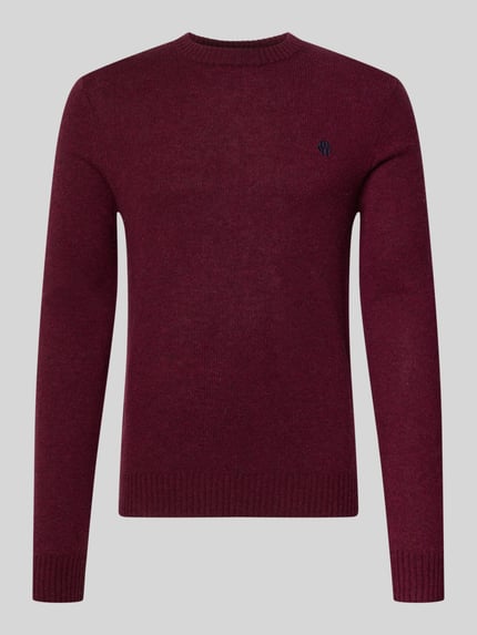Produktfoto, bordeauxroter Slim Fit Strickpullover aus reiner Wolle mit Label-Stitching von MCNEAL, gerippte Abschlüsse, glatte Textur
