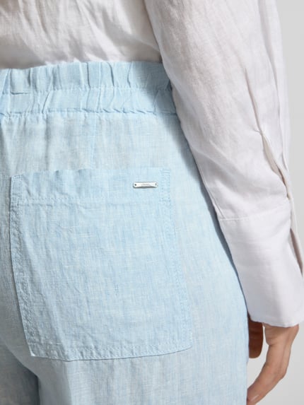 Vrouwenmodel draagt Straight Fit Leinenhose met elastischem Bund van Brax, look: effen, bandplooi, boord elastisch, materiaal: linnen, detailopname achterkant