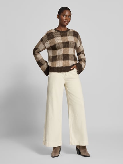 Frauenmodel trägt Pullover aus Wolle Alpaka-Mix von SELECTED mit mehrfarbigem, kariertem Strick, Rundhals, Langarm, Ganzkörperansicht von vorne.