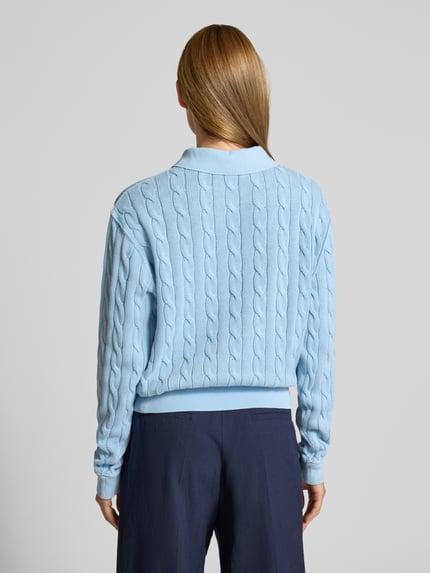 Frauenmodel trägt Regular Fit Pullover mit Polokragen von Polo Ralph Lauren in Hellblau, Zopf-Strickmuster, reine Baumwolle, Ganzkörperansicht Rückansicht.