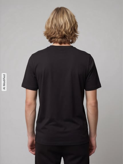 Mannelijk model draagt Regular Fit T-shirt uit puur katoen van PUMA, labelstitching, ronde hals, ruglengte bij maat M 68 cm, geheel van achteren, KI-modificeerd beeld.