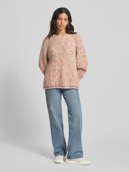 Kobiece model prezentuje Strickpullover mit Rundhalsausschnitt und Rollsaum od Smith and Soul, regular fit, mieszanka z wełną, gruby splot, efektowna przędza, jasne kolory, przedni widok całej sylwetki.