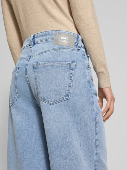Vrouwenmodel draagt Loose Fit Jeans uit mix van katoen en elastaan Model 'Nevada' van MAC, 5-pocketmodel, labelpatch, detailopname rug.