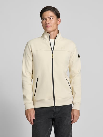 Männermodel trägt Sweatjacke mit Label-Patches und Stehkragen von PME Legend in Beige, Reißverschlusstaschen, Ganzkörperansicht von vorne, Baumwollemix mit Stretch, Straight Fit