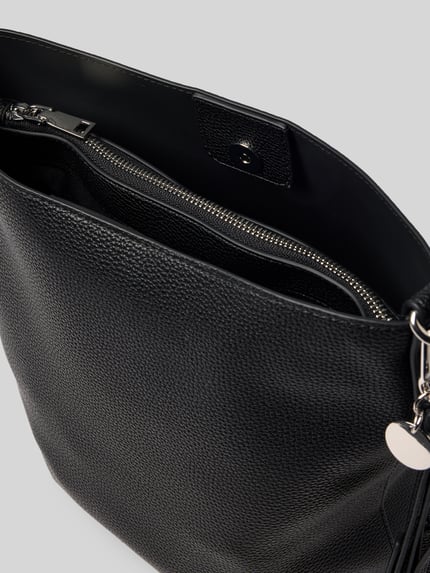 Productfoto, zwarte Hobo Bag met logo-reliëf model 'LOHJA' van Seidenfelt, magnetische sluiting, verstelbare schouderriem, binnenvak met rits, hanger met logo-detail, afmetingen 30x29x13 cm, schouderriemlengte 84 cm, korrelige leerstructuur