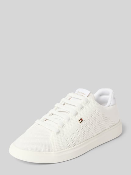 Productfoto, sneakers in gebreide look met logodetail van Tommy Hilfiger voor dames, wit met structuur, lichtgrijze rubberen zool.