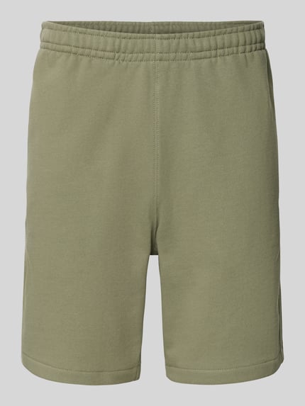 Produktfoto, Regular Fit Sweatshorts aus reiner Baumwolle von Lacoste in unifarbenem Oliv, elastischer Bund, 5-Pocket-Design, Sweat-Textur.
