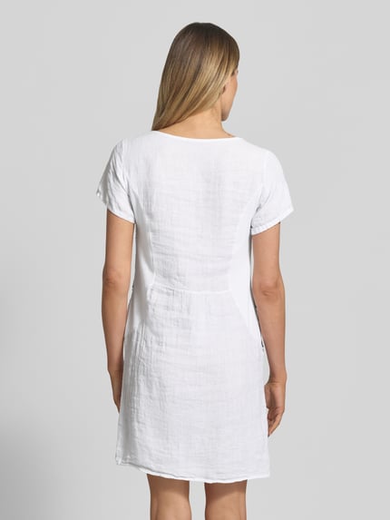 Vrouwenmodel draagt Minikleid uit linnenmix in allover-look model 'No44vaa' van ZABAIONE, wit, recht fit, korte mouwen, ronde hals, stitchingdetails, linnenmix met katoen, ruglengte 87 cm, borstwijdte 45 cm, mouwlengte 17 cm, geheel zicht van achteren.
