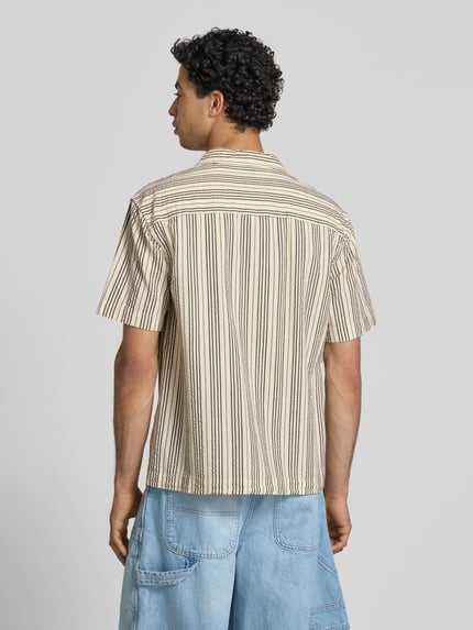 Männermodel draagt Relaxed Fit vrijetijdsoverhemd uit puur katoen model 'CRUZ' van Only & Sons met streepmotief, resortkraag, doorlopende knoopsluiting, korte mouw, achterpas en seersucker materiaalverwerking, rugaanzicht