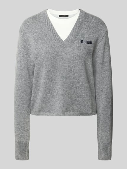 Produktfoto, Relaxed Fit Strickpullover mit Woll-Anteil von Oui in Grau, gerippte Abschlüsse, V-Ausschnitt, Label-Stickerei, Damenpullover