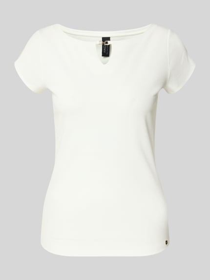 Produktfoto, T-Shirt mit Cut Out von Marc Cain, biały, prosty krój, modal z domieszką stretchu, drobny prążek, okrągły dekolt, długość tyłu w rozmiarze 36: 56 cm