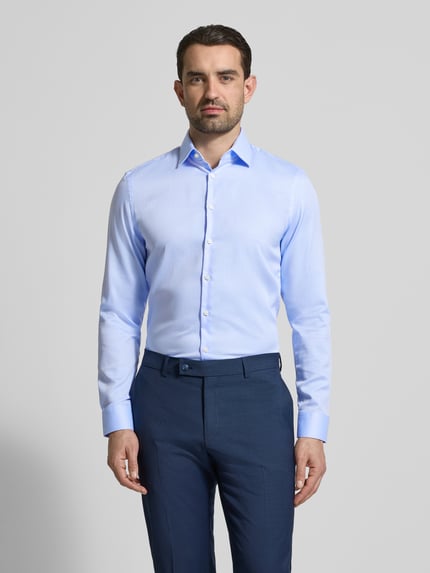 Männermodel trägt Slim Fit Business-Hemd mit Strukturmuster und Kentkragen von Jake*s, reine Baumwolle, Ganzkörperansicht von vorne.
