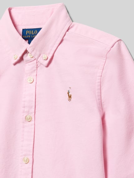 Produktfoto, Regular Fit Hemdbluse aus reiner Baumwolle Modell 'TRINETTEOX-SHIRTS-BUTTON' von Polo Ralph Lauren Teens, różowy jednolity kolor, tkanina pique, haftowane logo, kołnierzyk button-down, długi rękaw z mankietem, zapięcie na guziki.