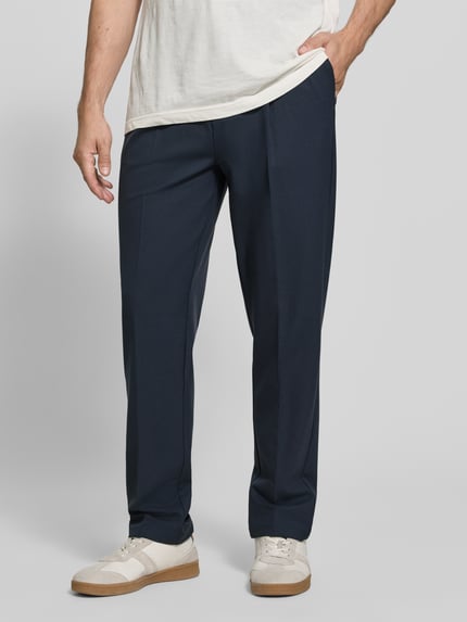 Männermodel trägt dunkelblaue Hose mit elastischem Bund und Bügelfalten Modell 'MARC 2.0' von Casual Friday, Material-Mix, Nahaufnahme Unterkörper.