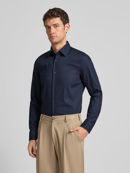 Męski model nosi Slim Fit Businesshemd aus Popeline mit Stretch-Anteil von BOSS, granatowa koszula, długi rękaw, widok z przodu, Ganzkörperansicht von vorne. Koszula z mieszanki bawełny i elastanu, kołnierz kent, sportowe mankiety, zaokrąglony dół, easycare, długość tyłu 76 cm, szerokość ramion 47 cm, długość rękawa 67 cm.