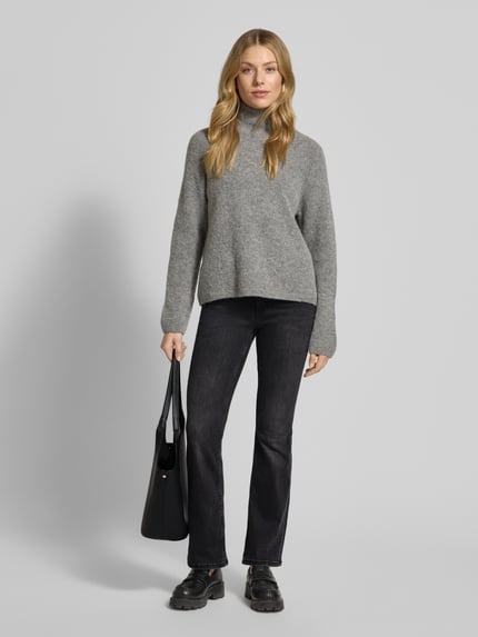 Vrouwenmodel draagt Flared Jeans met 5-Pocket-Design van Mustang in donkere wassing, katoenmix met stretch, volledige lichaamsvooraanzicht.