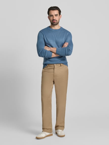 Männermodel trägt Regular Fit Strickpullover aus Rippstrick von Tom Tailor Denim in Blau, unifarben, Crew Neck, Ganzkörperansicht von vorne.