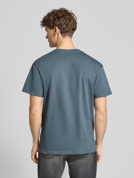Männermodel trägt Regular Fit T-Shirt mit Logo-Stitching Modell 'Chase' von Carhartt Work In Progress aus Reine Baumwolle, Rückenlänge 72 cm, Rückenansicht.