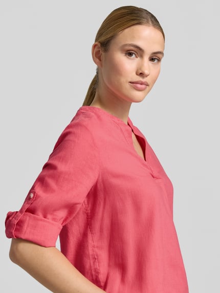 Frauenmodel trägt Relaxed Fit Tunika aus Leinen-Viskose-Mix von s.Oliver RED LABEL in Optik: Unifarben, Nahaufnahme Oberkörper.