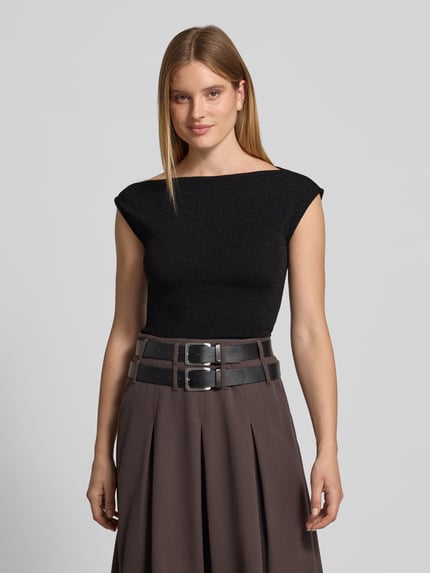 Frauenmodel trägt Blusentop aus Silber mit One Shoulder von SELECTED FEMME, unifarben, U-Boot-Ausschnitt, ohne Ärmel, asymmetrischer Saum, Ganzkörperansicht von vorne.