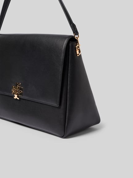 Productfoto, Shoulder Bag mit Logo-Detail van Tory Burch in zwart met goudkleurig logodetail, leren textuur, hoofdvak met overslag, afneembare schouderband, magneetsluiting, binnenvak met ritssluiting, breedte 33 cm, lengte 23 cm, diepte 13 cm