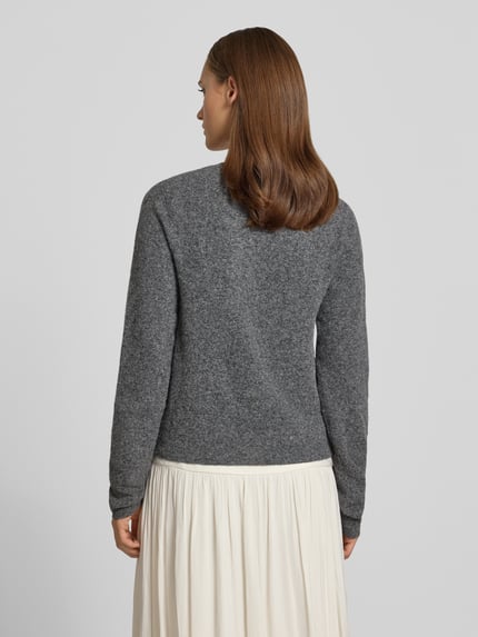 Frauenmodel trägt Regular Fit Strickjacke mit Lammwoll-Anteil von REVIEW, grau, gerippte Abschlüsse, Langarm, Ganzkörperansicht Rückansicht.