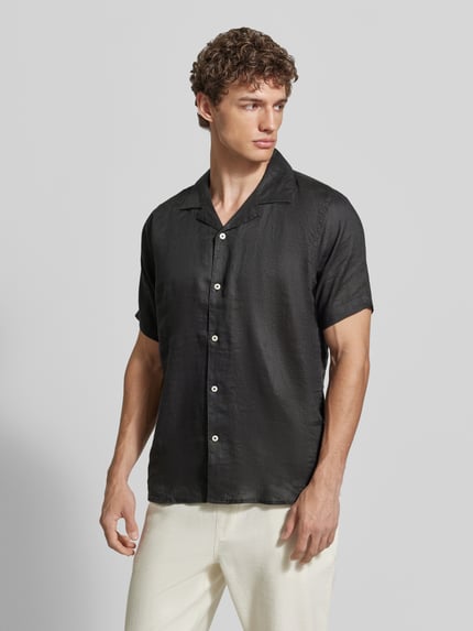 Mannenmodel draagt Modern Fit vrijetijdsoverhemd van linnen model CAMICIA van MARKUP, zwart, kentkraag, knoopsluiting, ganse vooraanzicht. Context: heren vrijetijdsoverhemd van MARKUP, zuiver linnen, modern fit, model CAMICIA, kentkraag, knoopsluiting, ruglengte maat M 74 cm, schouderbreedte maat M 43 cm, mouwlengte maat M 26 cm.