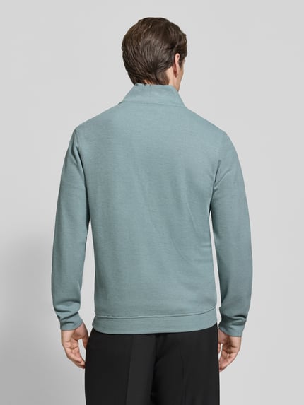 Männermodel trägt Heren sweatshirt van katoenmix relaxed fit Model 'SELANIK' van LERROS, schipperskraag, elastische boorden, Ganzkörperansicht Rückansicht.