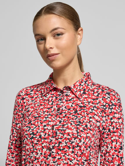 Frauenmodel trägt Regular Fit Langarmshirt aus Viskose-Mix von Marc O'Polo mit Optik:Allover-Muster, floral, hochgeschlossen, Knopfleiste, Langarm, Jersey, Nahaufnahme Oberkörper.