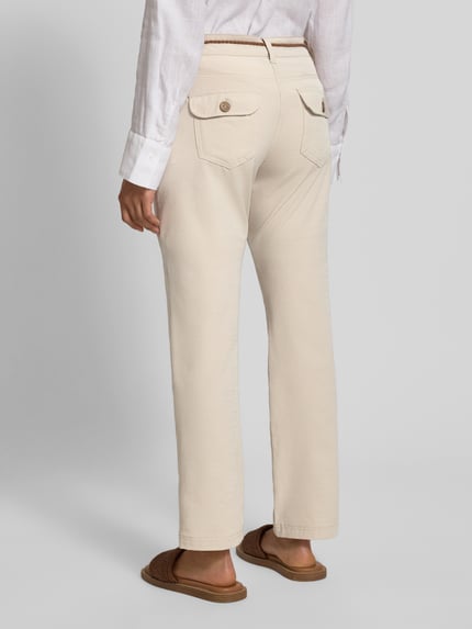 Frauenmodel trägt Stoffhose mit Bindegürtel und Eingrifftaschen von G.I.G.A. DX in Beige, Baumwoll-Mix, Straight Fit, Rückansicht Ganzkörperansicht.